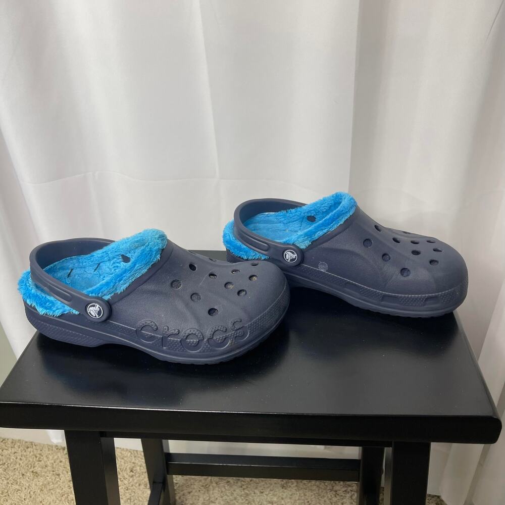 CROCS women's size 7 men's 5 navy blue lined with turquoise blue unisex